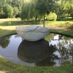 blaue Schale im Wasser Außenansicht